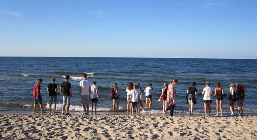Grupa młodzieży na brzegu Morza Bałtyckiego